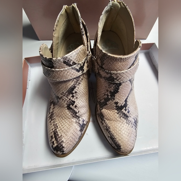 EUC Fergalicious snake skin Women's bootie 7.5 - Picture 2 of 10